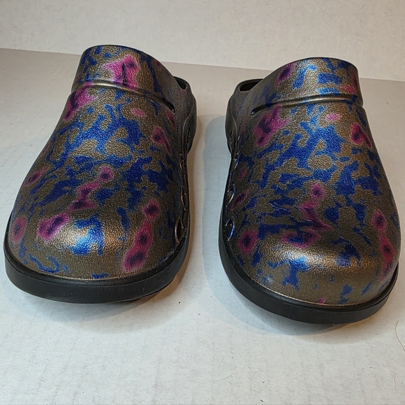 Oofos OOcloog Limited Edition Metallic Print Recovery Clogs.  Unisex - Picture 2 of 11
